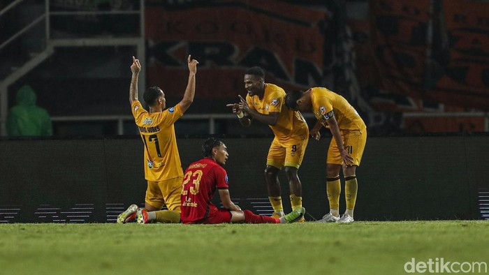 Persija Terpeleset 0-2 di Laga Kandang Lawan Semen Padang Persija Jakarta harus menelan kekalahan 0-2 dari Semen Padang dalam lanjutan pekan ke-30 BRI Liga 1 2024/2025 yang berlangsung di Stadion Pakansari, Bogor, Minggu (27/4/2025) malam WIB. Kekalahan ini membuat Persija tetap berada di peringkat kelima klasemen sementara dengan 47 poin, sementara Semen Padang naik ke posisi 16 dengan 28 poin.