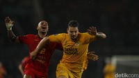 Persija Jakarta harus menelan kekalahan 0-2 dari Semen Padang dalam lanjutan pekan ke-30 BRI Liga 1 2024/2025 yang berlangsung di Stadion Pakansari, Bogor, Minggu (27/4/2025) malam WIB. Kekalahan ini membuat Persija tetap berada di peringkat kelima klasemen sementara dengan 47 poin, sementara Semen Padang naik ke posisi 16 dengan 28 poin. 