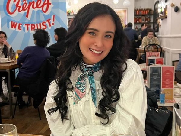 Pesona Ayushita Saat Ngopi hingga Jajan Crepe di Paris