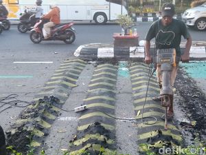 Penampakan Polisi Tidur 4 Baris di Klaten yang Akhirnya Dibongkar Penampakan Polisi Tidur 4 Baris di Klaten yang Akhirnya Dibongkar