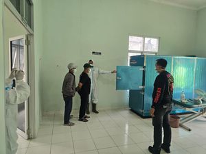 Mayat Pria Bertato Bunga Mawar Mengapung di Sungai Dimakamkan di Lubuklinggau Mayat Pria Bertato Bunga Mawar Mengapung di Sungai Dimakamkan di Lubuklinggau