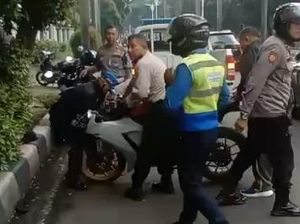 Video: Pemotor Tabrak Pejalan Kaki di Pondok Indah Jaksel, Keduanya Tewas Video: Pemotor Tabrak Pejalan Kaki di Pondok Indah Jaksel, Keduanya Tewas
