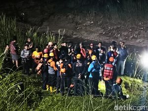 Tim Selam Dikerahkan Cari 1 Bocah Hanyut di Kali Samin Sukoharjo Tim Selam Dikerahkan Cari 1 Bocah Hanyut di Kali Samin Sukoharjo