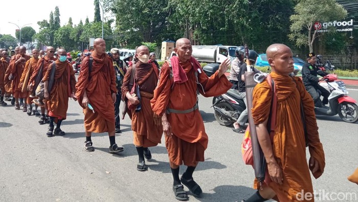 Puluhan Bhante atau Bhikkhu ketika tiba di Kota Cirebon