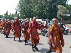 Puluhan Bhante Thudong Tiba di Kota Cirebon, Ini Agenda Mereka