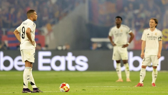 real madrid kylian mbappe luka modric final copa del rey barcelona vs real madrid Soccer Football - Copa del Rey - Final - FC Barcelona v Real Madrid - Estadio de La Cartuja, Seville, Spain - April 27, 2025 Real Madrids Kylian Mbappe looks dejected after FC Barcelonas Jules Kounde scores their third goal REUTERS/Borja Suarez