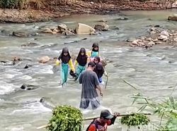 Cerita Fitri Harus Bertaruh Nyawa Demi Bisa Bersekolah