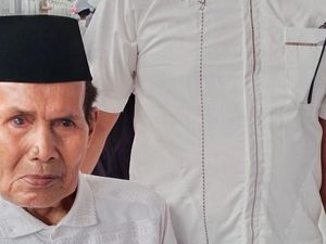 Nabung 15 Tahun, Nelayan Berusia 95 Tahun Akhirnya Berangkat Haji Nabung 15 Tahun, Nelayan Berusia 95 Tahun Akhirnya Berangkat Haji