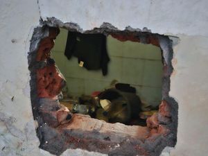 Memburu 8 Tahanan Polres Lahat Kabur Usai Jebol Dinding Kamar Mandi Pakai Obeng Memburu 8 Tahanan Polres Lahat Kabur Usai Jebol Dinding Kamar Mandi Pakai Obeng