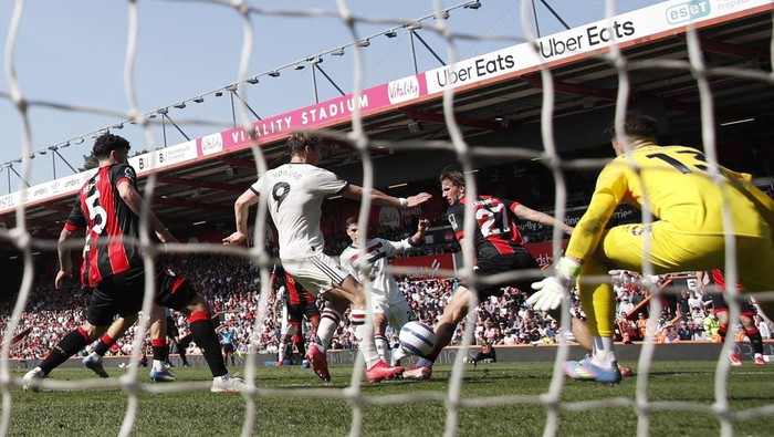 SOCCER-ENGLAND-BOU-MUN/REPORT Soccer Football - Premier League - AFC Bournemouth v Manchester United - Vitality Stadium, Bournemouth, Britain - April 27, 2025 Manchester Uniteds Manuel Ugarte shoots at goal before Rasmus Hojlund scores their first goal Action Images via Reuters/Paul Childs EDITORIAL USE ONLY. NO USE WITH UNAUTHORIZED AUDIO, VIDEO, DATA, FIXTURE LISTS, CLUB/LEAGUE LOGOS OR LIVE SERVICES. ONLINE IN-MATCH USE LIMITED TO 120 IMAGES, NO VIDEO EMULATION. NO USE IN BETTING, GAMES OR SINGLE CLUB/LEAGUE/PLAYER PUBLICATIONS. PLEASE CONTACT YOUR ACCOUNT REPRESENTATIVE FOR FURTHER DETAILS..