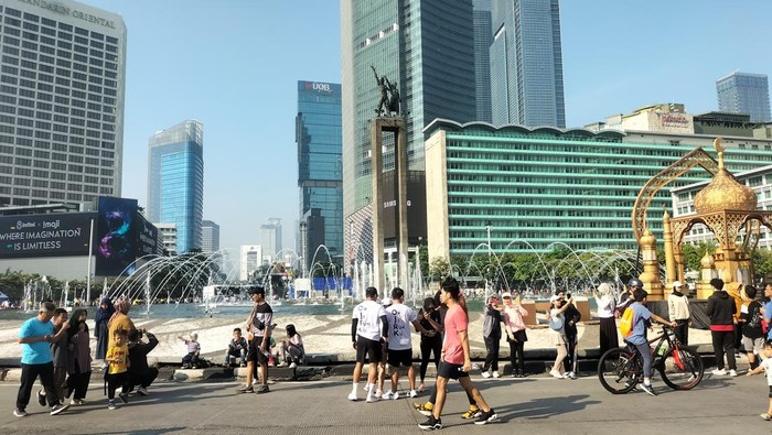 Suasana di area CFD Bundaran HI pada Minggu (27/4/2025)-(Maulani/detikcom) Suasana di area CFD Bundaran HI pada Minggu (27/4/2025)-(Maulani/detikcom)