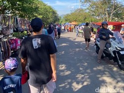Ramainya Akhir Pekan di Pasar Tumpah Jalan Sarasa Sukabumi