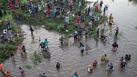 Sungai Brantas Meluap, Warga Berburu Ikan Mabuk