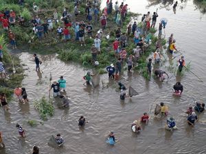 Sungai Brantas Meluap, Warga Berburu Ikan Mabuk