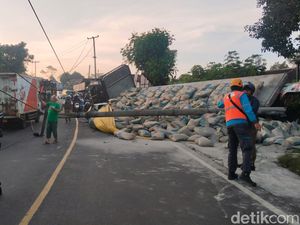 Truk Bermuatan Semen Tabrak Tiang Listrik di Sukabumi
