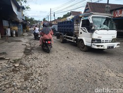 Jalan Poros Gowa-Takalar Rusak Picu Kecelakaan, Truk Tambang Disorot