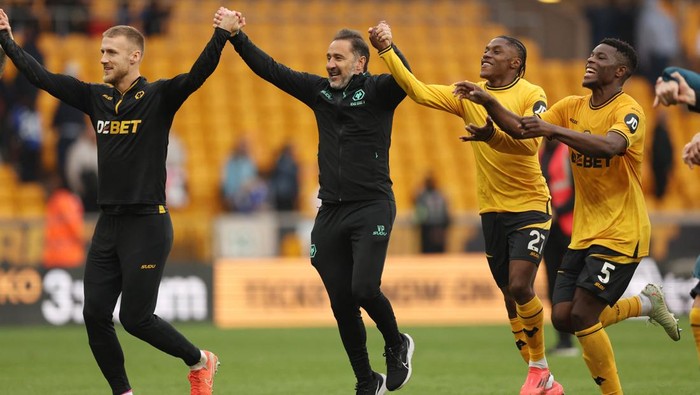 Vitor Pereira Soccer Football - Premier League - Wolverhampton Wanderers v Leicester City - Molineux Stadium, Wolverhampton, Britain - April 26, 2025 Wolverhampton Wanderers manager Vitor Pereira celebrates with Jean-Ricner Bellegarde, Marshall Munetsi and Daniel Bentley in front of the fans after the match REUTERS/Chris Radburn EDITORIAL USE ONLY. NO USE WITH UNAUTHORIZED AUDIO, VIDEO, DATA, FIXTURE LISTS, CLUB/LEAGUE LOGOS OR LIVE SERVICES. ONLINE IN-MATCH USE LIMITED TO 120 IMAGES, NO VIDEO EMULATION. NO USE IN BETTING, GAMES OR SINGLE CLUB/LEAGUE/PLAYER PUBLICATIONS. PLEASE CONTACT YOUR ACCOUNT REPRESENTATIVE FOR FURTHER DETAILS..
