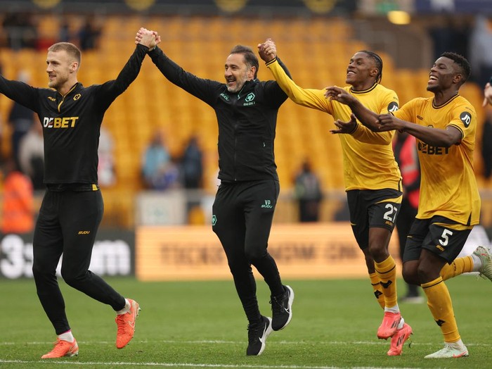 Soccer Football - Premier League - Wolverhampton Wanderers v Leicester City - Molineux Stadium, Wolverhampton, Britain - April 26, 2025 Wolverhampton Wanderers manager Vitor Pereira celebrates with Jean-Ricner Bellegarde, Marshall Munetsi and Daniel Bentley in front of the fans after the match REUTERS/Chris Radburn EDITORIAL USE ONLY. NO USE WITH UNAUTHORIZED AUDIO, VIDEO, DATA, FIXTURE LISTS, CLUB/LEAGUE LOGOS OR 'LIVE' SERVICES. ONLINE IN-MATCH USE LIMITED TO 120 IMAGES, NO VIDEO EMULATION. NO USE IN BETTING, GAMES OR SINGLE CLUB/LEAGUE/PLAYER PUBLICATIONS. PLEASE CONTACT YOUR ACCOUNT REPRESENTATIVE FOR FURTHER DETAILS..