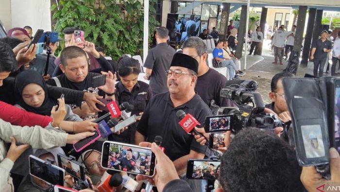 Wakil Gubernur DKI Jakarta, Rano Karno, melayat ke rumah duka Bunda Iffet (ANTARA/Abdu Faisal)