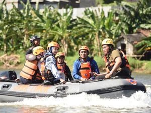 Antisipasi Bahaya Flushing , Walkot Vinanda Siagakan Tim di Sungai Brantas Antisipasi Bahaya Flushing , Walkot Vinanda Siagakan Tim di Sungai Brantas