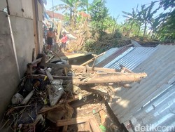 Banjir Surut, Warga Cianjur Mulai Bersihkan Rumah-Jalan dari Lumpur