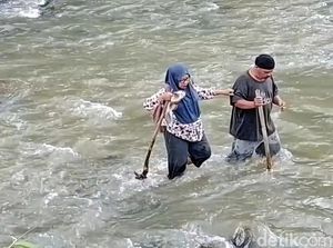 Kembali Bertaruh Nyawa, Guru Leni Seberangi Sungai Usai Jembatan Putus Kembali Bertaruh Nyawa, Guru Leni Seberangi Sungai Usai Jembatan Putus
