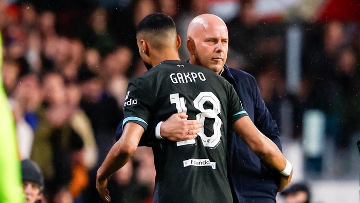 EINDHOVEN, NETHERLANDS - JANUARY 29: Cody Gakpo of Liverpool FC and Head Coach Arne Slot of Liverpool FC during the UEFA Champions League 2024/25 League Phase MD8 match between PSV Eindhoven and Liverpool FC at PSV Stadion on January 29, 2025 in Eindhoven, Netherlands. (Photo by Broer van den Boom/BSR Agency/Getty Images)