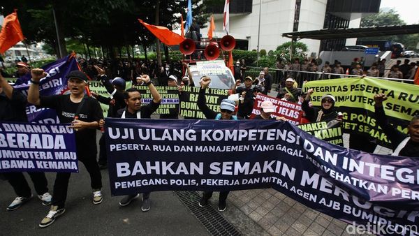 Aksi Damai Tuntut Pembayaran Polis Asuransi