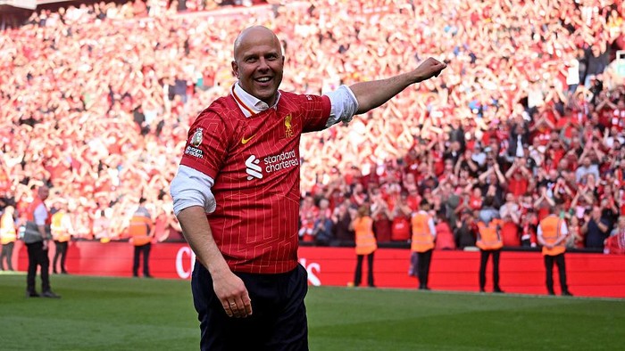 LIVERPOOL, ENGLAND - APRIL 27: (THE SUN OUT, THE SUN ON SUNDAY OUT) Arne Slot head coach of Liverpool celebrating after being named Champions of the Premier League at the end of the Premier League match between Liverpool FC and Tottenham Hotspur FC at Anfield on April 27, 2025 in Liverpool, England. (Photo by Andrew Powell/Liverpool FC via Getty Images)