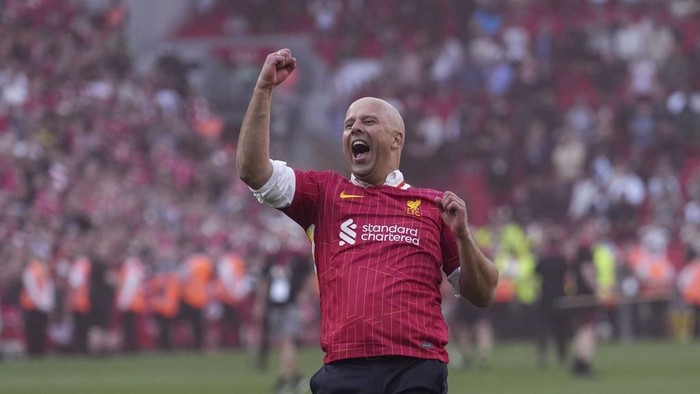 Liverpools manager Arne Slot celebrates after winning the English Premier League soccer match between Liverpool and Tottenham Hotspur and clinching the Premier League title at Anfield in Liverpool, England, Sunday, April 27, 2025. (AP Photo/Jon Super)