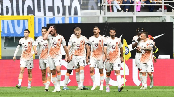 Soccer Football - Serie A - Inter Milan v AS Roma - San Siro, Milan, Italy - April 27, 2025 AS Romas Matias Soule celebrates scoring their first goal with teammates REUTERS/Massimo Pinca