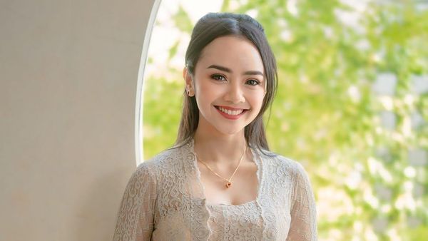 Senyuman Ayu Puspa Bikin Heboh dan Viral Gegara Tren Kim Seon Ho