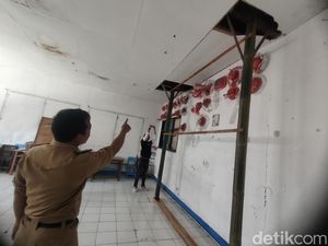 Bangunan SD di Pusat Kota Cianjur Nyaris Ambruk, Ditopang 2 Bilah Bambu Bangunan SD di Pusat Kota Cianjur Nyaris Ambruk, Ditopang 2 Bilah Bambu