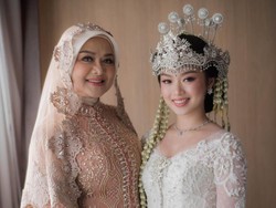 Betharia Sonata Masih Berurai Air Mata Usai Anak Perempuan Nikah