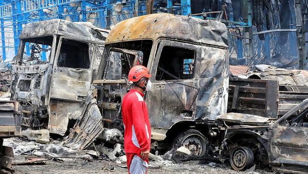 Deretan Truk Kontainer yang Jadi Korban Ledakan di Pelabuhan Iran