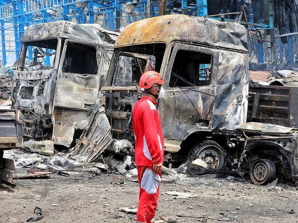 Deretan Truk Kontainer yang Jadi Korban Ledakan di Pelabuhan Iran