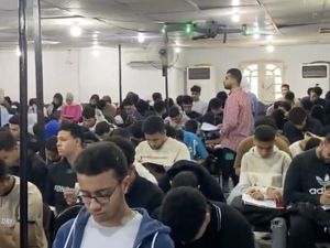 Profesor di Kampus Mesir Ini Pakai Drone Cegah Mahasiswa Mencontek Saat Ujian Profesor di Kampus Mesir Ini Pakai Drone Cegah Mahasiswa Mencontek Saat Ujian