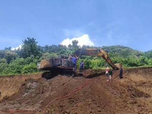 Ekskavator di Ponorogo Terbakar, Diduga Akibat Korsleting Ekskavator di Ponorogo Terbakar, Diduga Akibat Korsleting