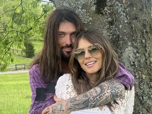 Elizabeth Hurley Makin Berani Pamer Kemesraan dengan Ayah Miley Cyrus