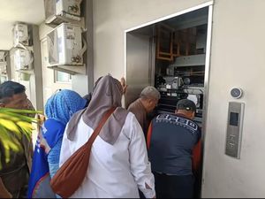 Detik-detik Menegangkan Guru di Surabaya Pingsan Usai Terjebak dalam Lift Detik-detik Menegangkan Guru di Surabaya Pingsan Usai Terjebak dalam Lift