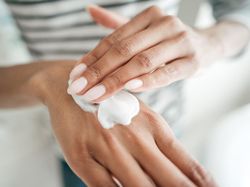 Apakah Menggunakan Lotion Menghalangi Sahnya Wudhu? Ini Penjelasannya