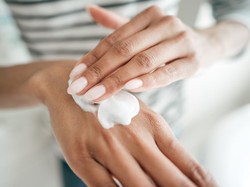 Apakah Menggunakan Lotion Menghalangi Sahnya Wudhu? Ini Penjelasannya