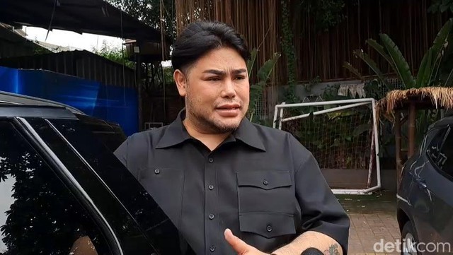 Update Informasi Selebriti InsertLive : Persiapan Pergi Haji, Ivan Gunawan Minta Restu-Cium Kaki Ibunda