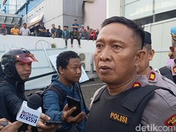 Polisi Amankan 2 Pria Saat Eksekusi Showroom Mobil di Makassar Ricuh