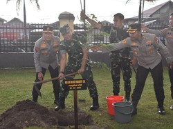 Hujan-hujanan, Kapolda Riau dan Pangdam Bukit Barisan Tanam Pohon