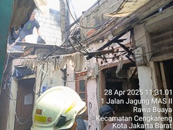 Rumah di Jakbar Terbakar, 13 Mobil Damkar Dikerahkan Padamkan Api