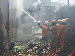 Kebakaran Rumah di Wonocolo Surabaya, 2 Orang Terluka-6 Mobil Terbakar