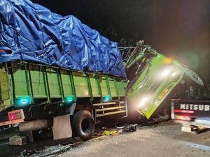 Tabrakan Beruntun Tiga Truk di Bojonegoro, Satu Sopir Terjepit Tabrakan Beruntun Tiga Truk di Bojonegoro, Satu Sopir Terjepit