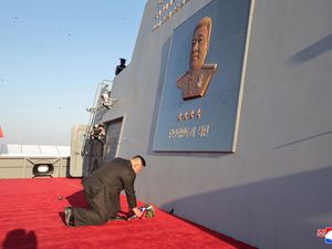 Peluncuran Kapal Peran Korut Diwarnai Kecelakaan Besar, Kim Jong Un Murka Peluncuran Kapal Peran Korut Diwarnai Kecelakaan Besar, Kim Jong Un Murka