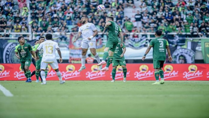Laga Persebaya Surabaya vs Arema FC.
